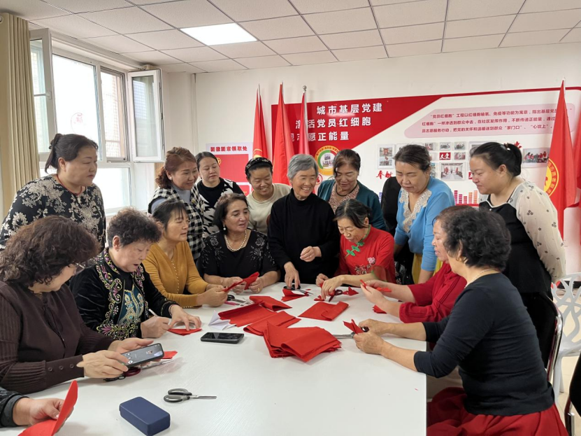 剪韻繪同心 康寧社區鄰里圍坐，巧手共剪幸福圖